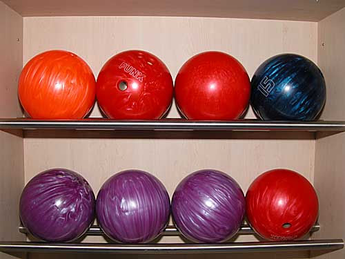 Bowling-Kugeln in verwirrend vielen Farben