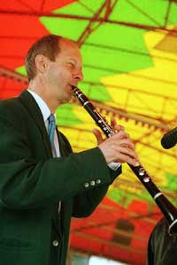 Jürg Lendenmann bei einem Janglers Auftritt in Zumikon, 2000.